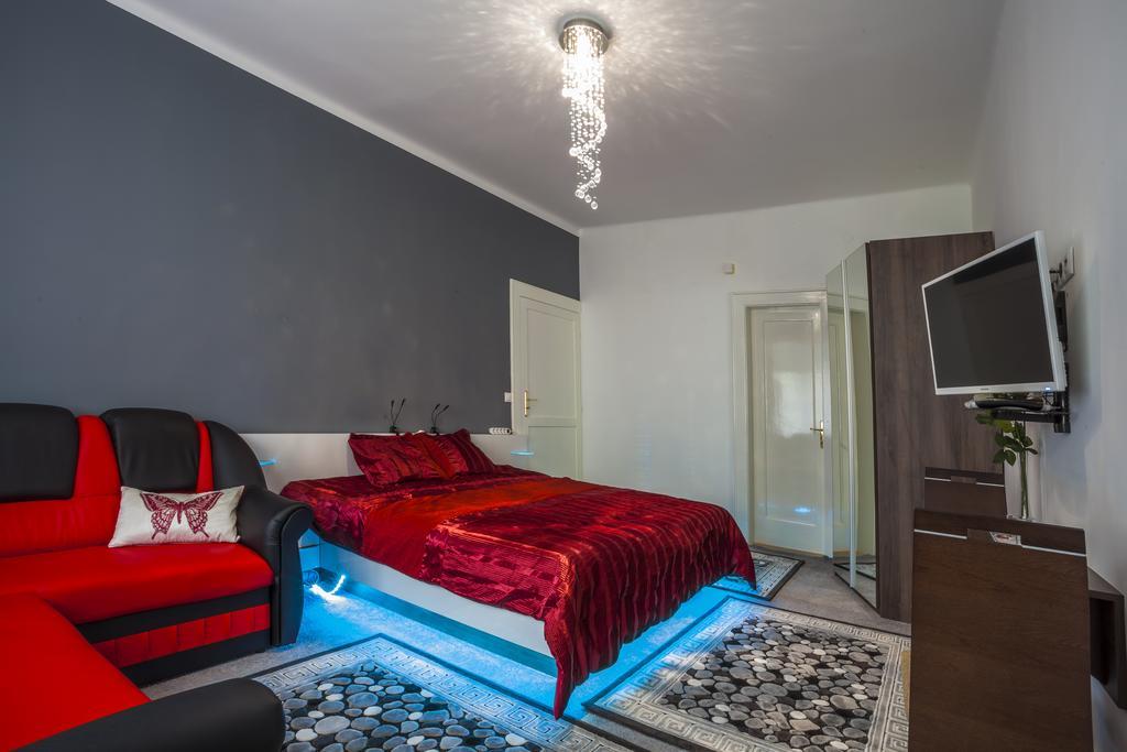 Luxury Air-Conditioned Rooms In Old Town Bratislava Exterior foto